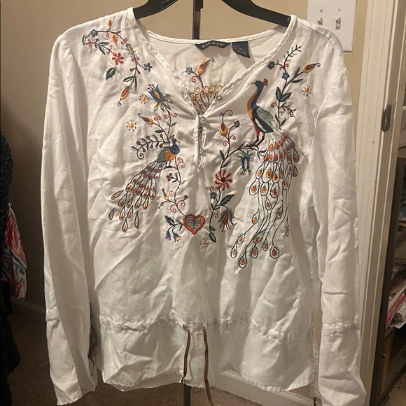 Elegant White Embroidered Blouse - Picture 2 of 7